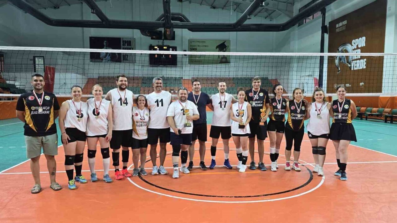 Muğla'nın Köyceğiz ilçesinde düzenlenen ‘Yaza Merhaba Veteran Voleybol Turnuvası’, 27-29
