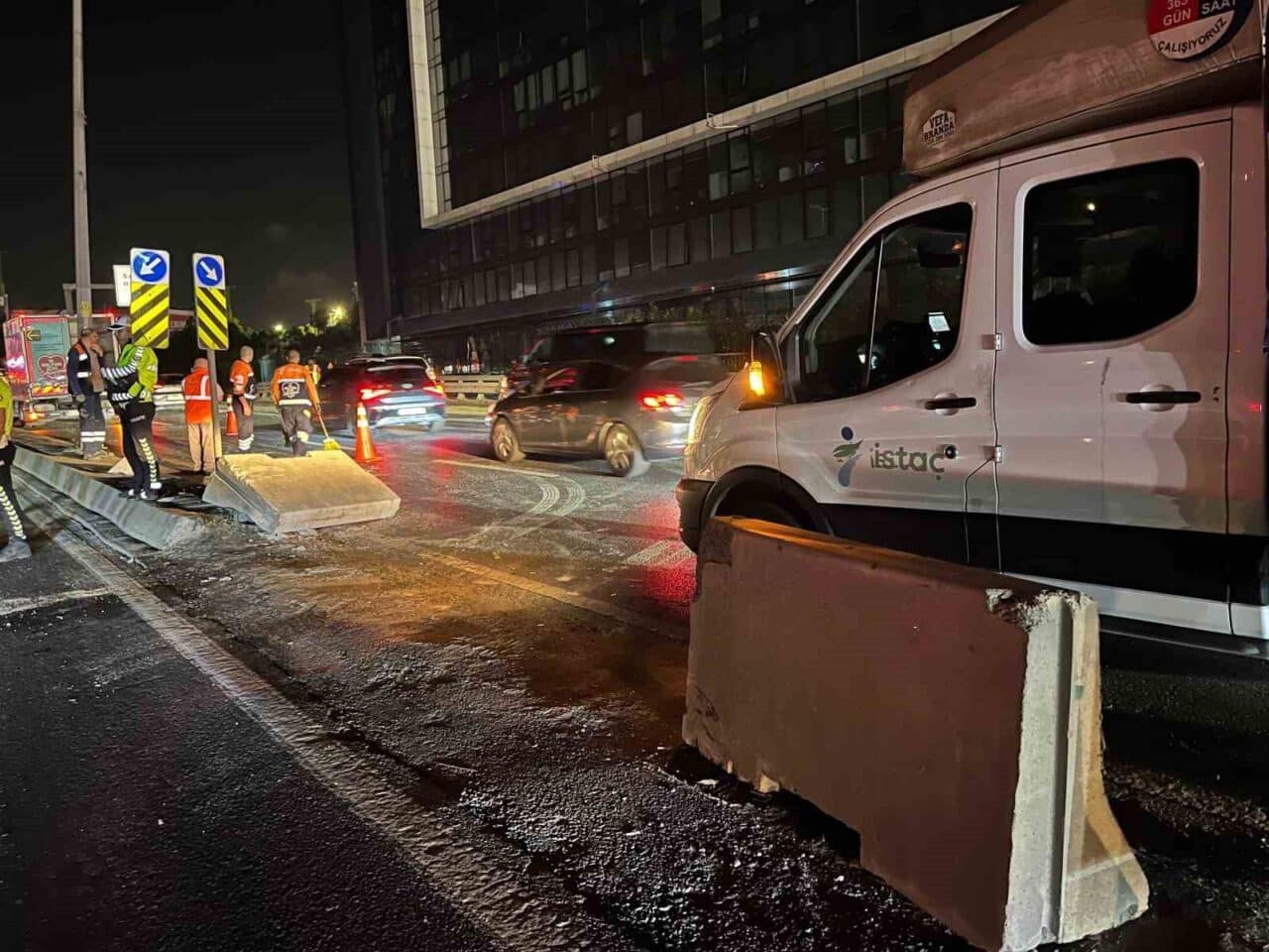 İstanbul Küçükçekmece'de E-5 Karayolu'nda yaşanan kazada, 3 araç çarpıştı. Bir