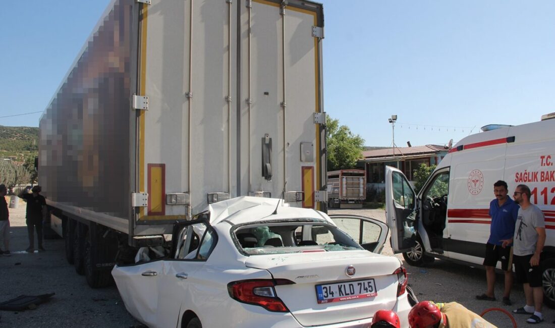 Manisa'nın Kula ilçesinde Rıdvan A. yönetimindeki otomobil, park halindeki bir