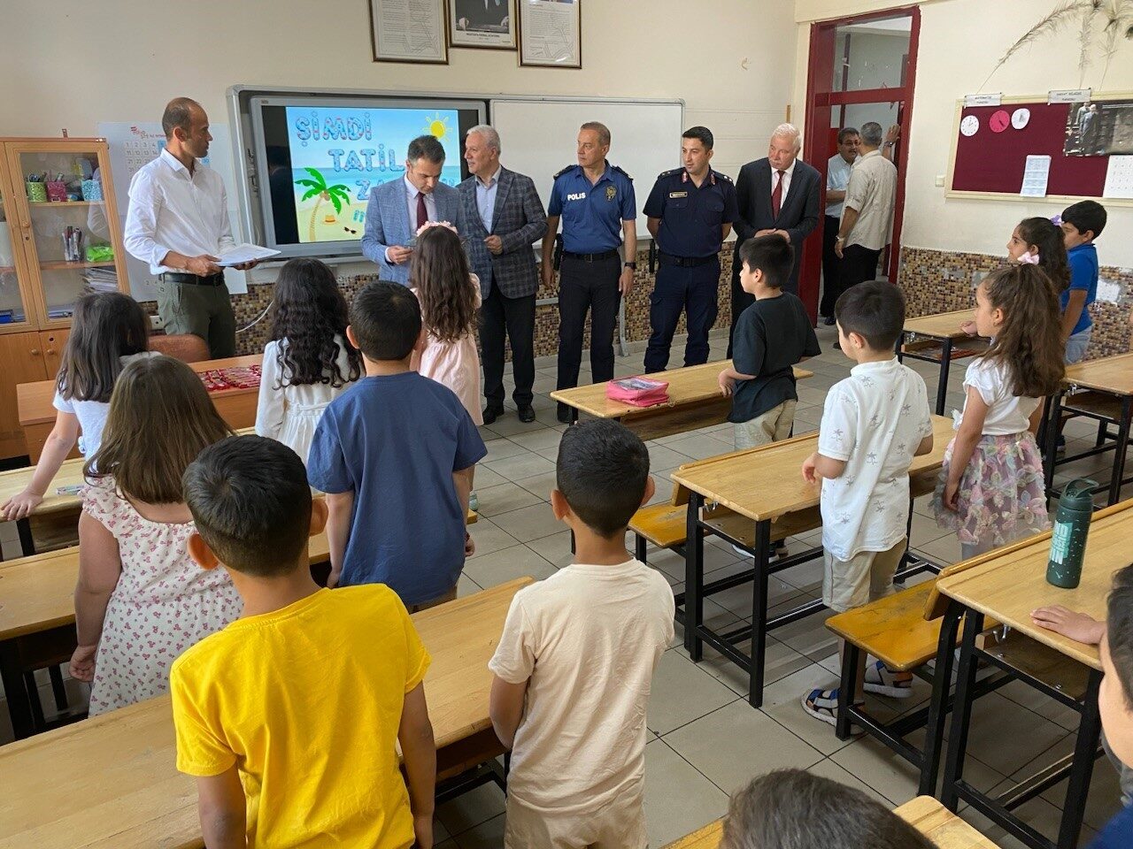 Konya'nın Kulu ilçesinde 7 bin 600 öğrenci, karnelerini alarak yaz