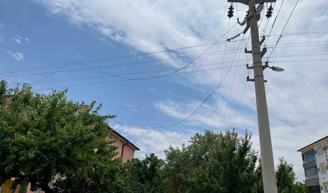 Konya'nın Kulu ilçesi, Kemaliye Mahallesi'nde rüzgar nedeniyle elektrik direğindeki tel