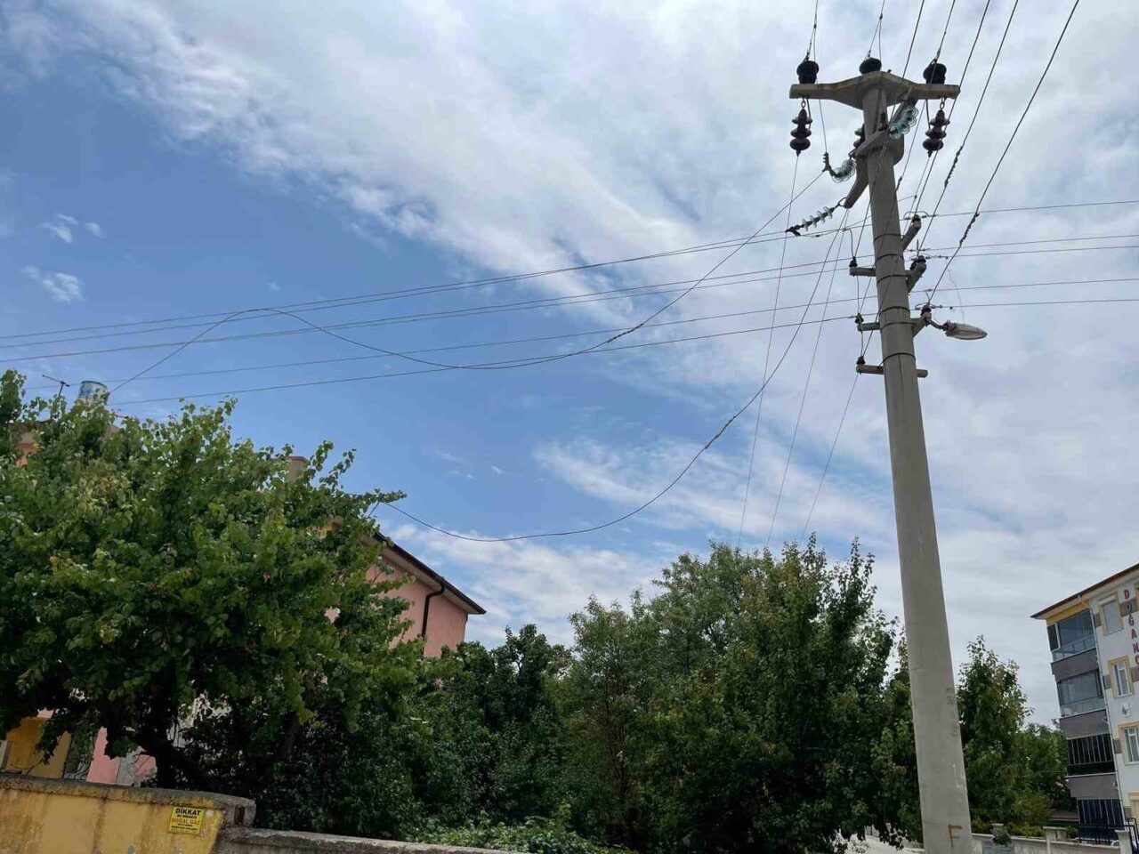 Konya'nın Kulu ilçesi, Kemaliye Mahallesi'nde rüzgar nedeniyle elektrik direğindeki tel