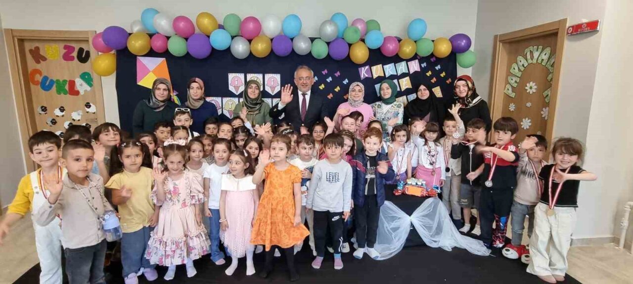Bayburt'taki 4-6 Yaş Kur'an kursu öğrencileri, karne sevinci yaşadı. İl