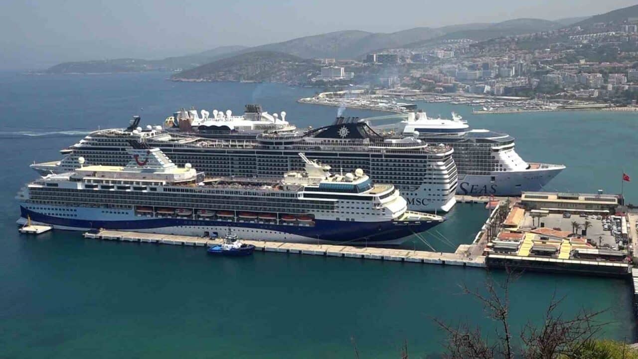Kuşadası, bugün üç kruvaziyer gemisi ile toplam 9 bin 600