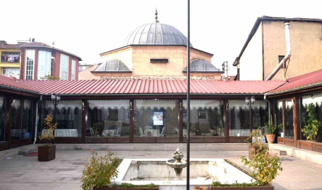 Kütahya Kültür Sanat Derneği üyesi Metin Türktüzün, Rüstem Paşa Medresesi'nin