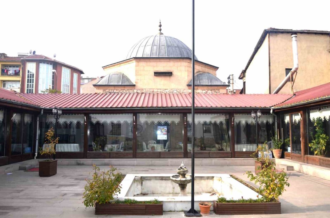 Kütahya Kültür Sanat Derneği üyesi Metin Türktüzün, Rüstem Paşa Medresesi'nin