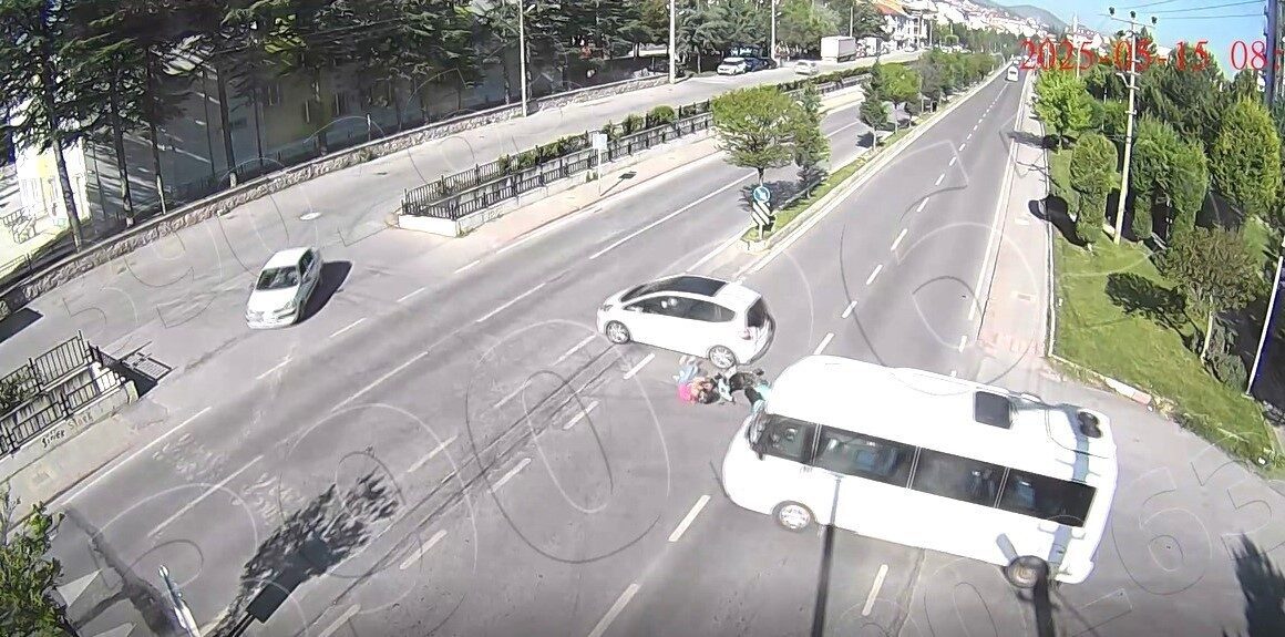 Kütahya'da gerçekleşen üç ayrı trafik kazası güvenlik kameralarına yansıdı. Emniyet