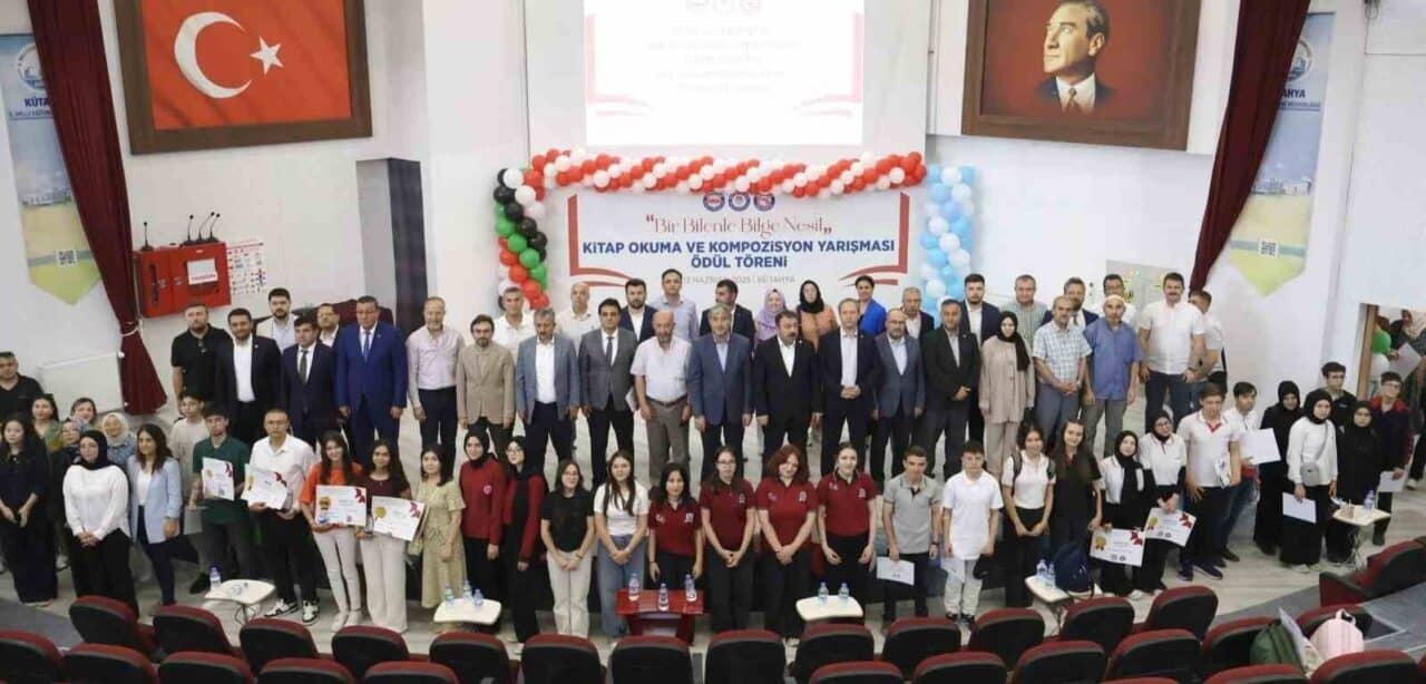 Kütahya'da Eğitim-Bir-Sen ve Genç Memur-Sen iş birliğiyle düzenlenen "Bir Bilenle