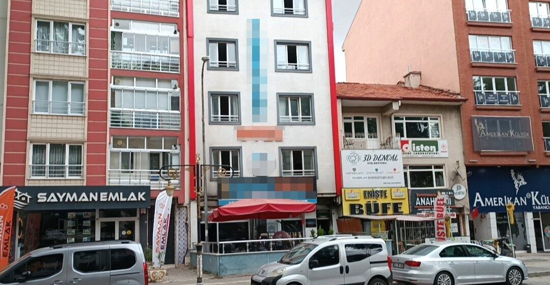 Kütahya'daki bir otelde elektrik şasesinden çıktığı tahmin edilen yangında 2