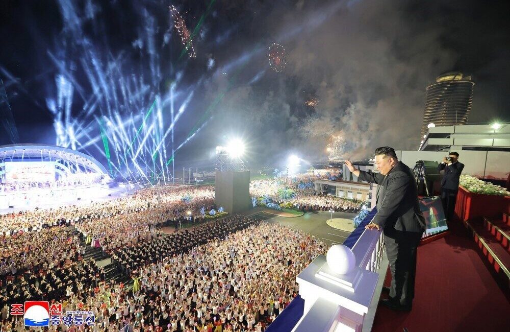 Kuzey Kore, Wonsan'da Kim Jong-un'un katılımıyla 20 bin kişilik bir