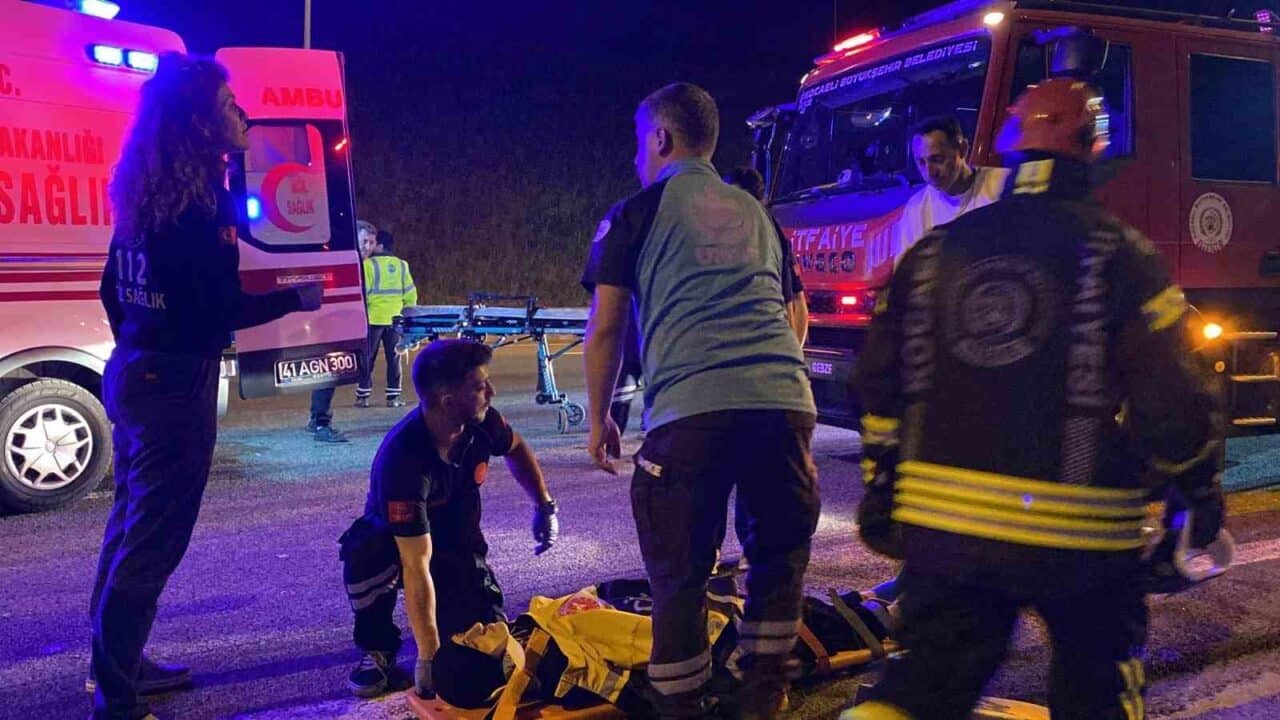 Kuzey Marmara Otoyolu'nda meydana gelen trafik kazasında 12 kişi yaralandı.