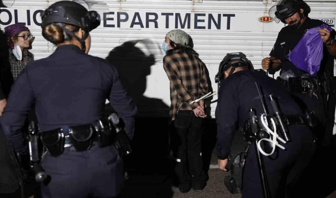 Los Angeles'ta düzensiz göçmenlere yönelik operasyonlara tepki olarak düzenlenen protestolar,