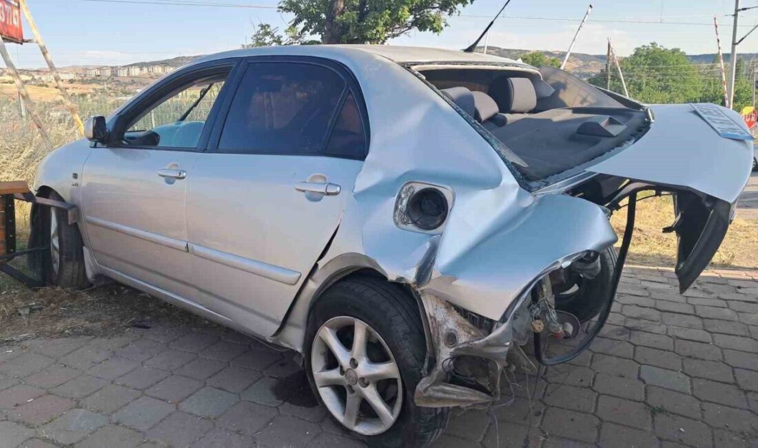 Kırıkkale'de lüks Porsche otomobil, önünde giden Toyota'ya çarparak kaza yaptı.