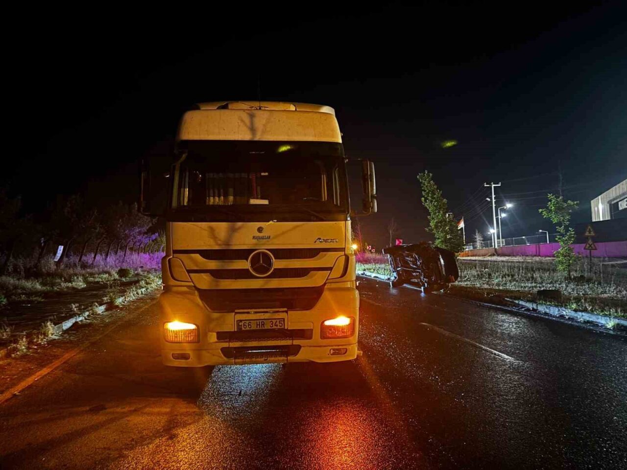 Kırklareli'nin Lüleburgaz ilçesinde binek otomobil ile tırın çarpıştığı kazada 2