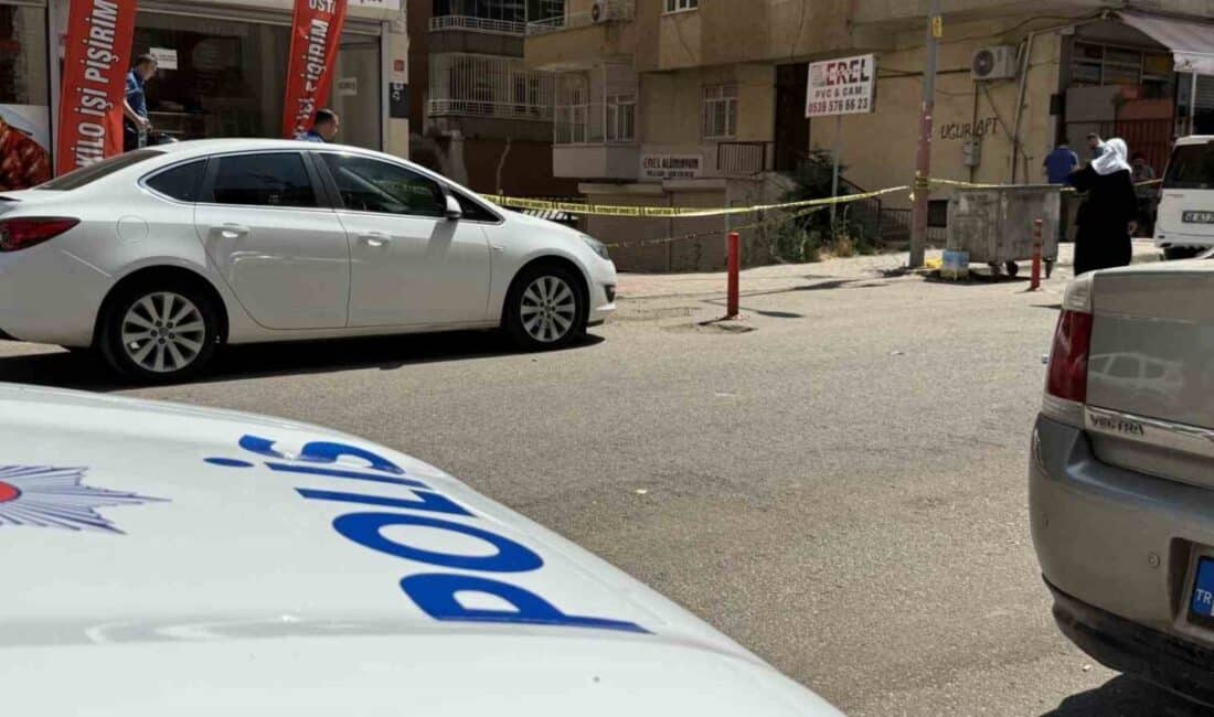 Diyarbakır’da Maaş Sorunu Yüzünden Tartıştığı Eczacıyı Silahla Vuran Eski Çalışan Yakalanmaya Çalışılıyor Diyarbakır Kayapınar'da, maaşını alamadığını öne süren eski çalışan, eczane sahibi
