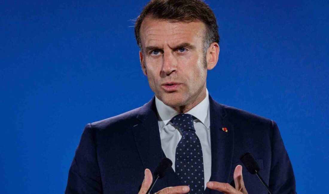 Fransa Cumhurbaşkanı Emmanuel Macron, İran Cumhurbaşkanı Mesud Pezeşkiyan ile yaptığı