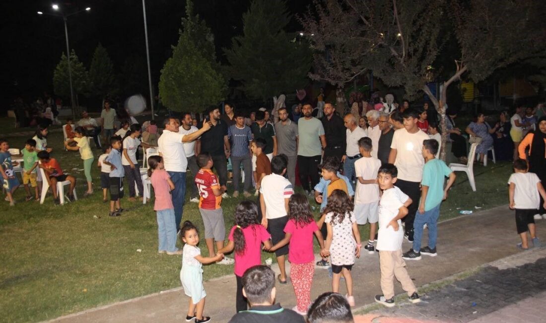Ceylanpınar'da Turgut Özal Mahalle Muhtarı Rıdvan Aydın, vatandaşları parka topladı