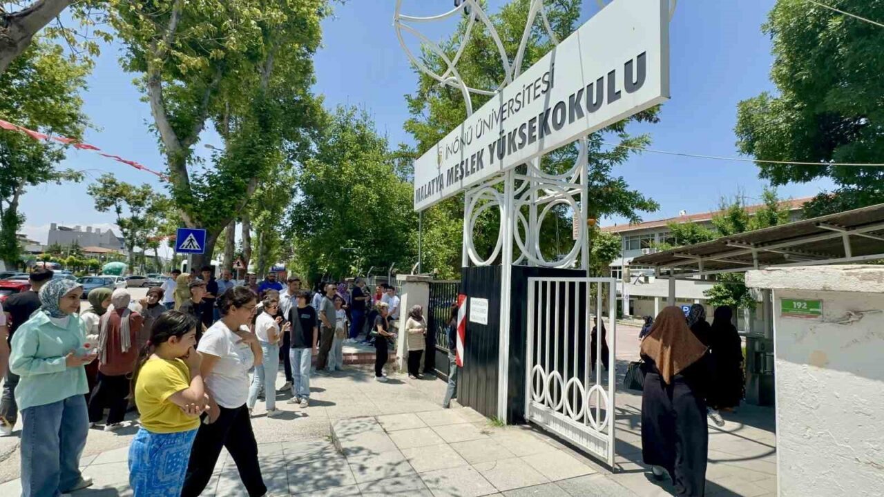 Malatya’da AYT sınavı sona erdi. Binlerce öğrenci, 160 sorunun yer