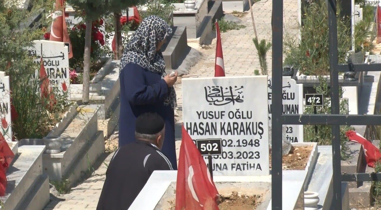Malatya'da 6 Şubat depremlerinde hayatını kaybedenler, Kurban Bayramı'nda mezarları başında