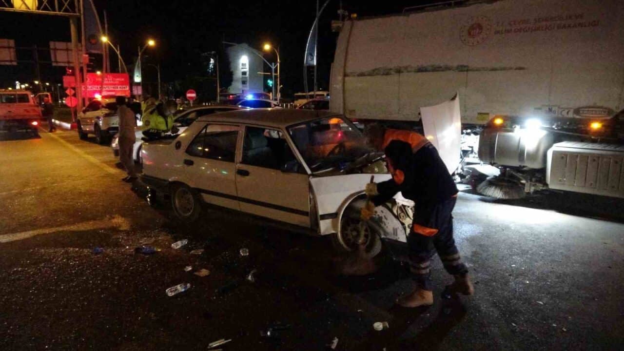 Malatya-Ankara karayolu Beydağı kavşağında iki otomobilin çarpışması sonucu meydana gelen