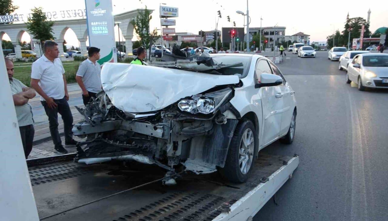 Malatya-Ankara karayolu üzerinde iki aracın çarpışması sonucu 2 kişi yaralandı.