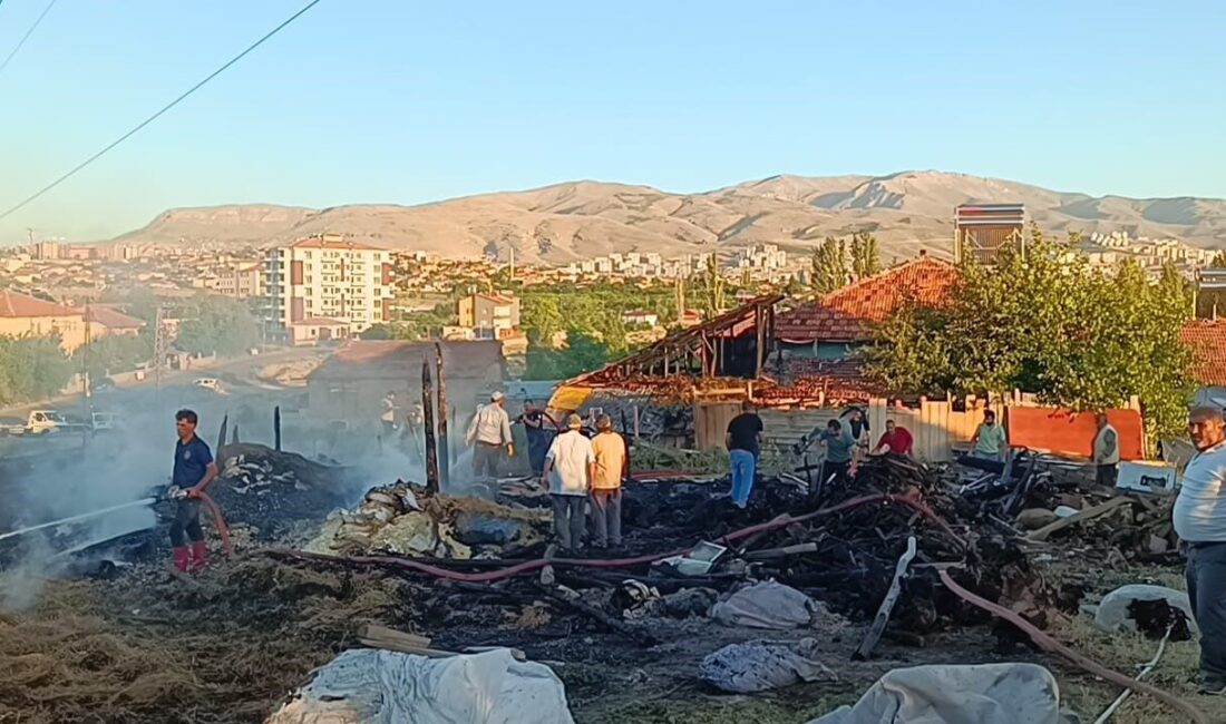 Malatya’nın Yeşilyurt ilçesinde bulunan saman balyalarının olduğu alanda gece saatlerinde