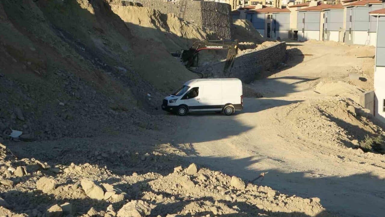 Malatya'nın Battalgazi ilçesindeki bir şantiye kazısında top mermisi olduğu değerlendirilen