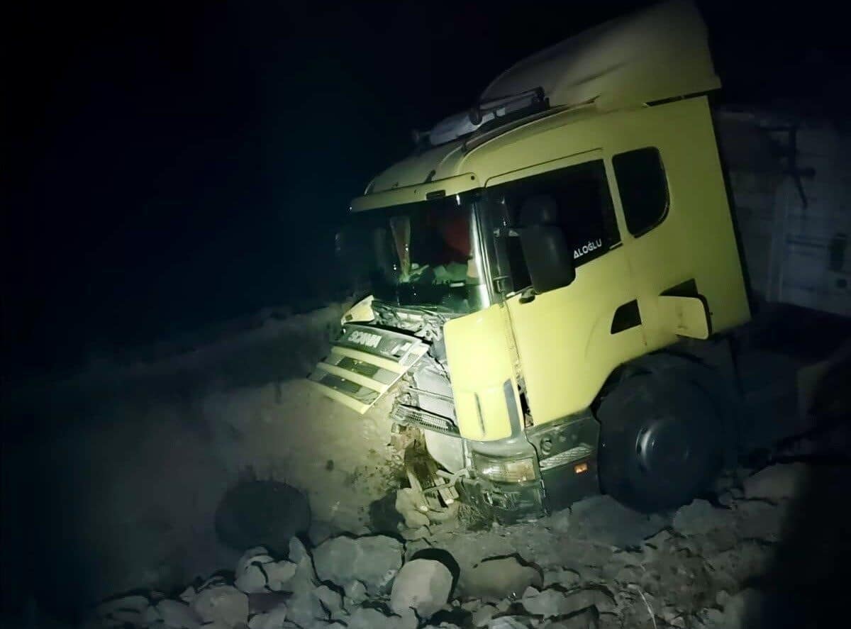 Malatya'nın Darende ilçesinde S.A. (39) yönetimindeki tır, D-300 karayolu üzerinde