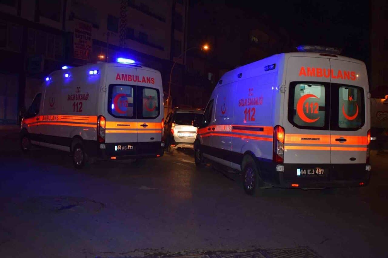 Malatya'nın Yeşilyurt ilçesinde, dört aracın karıştığı zincirleme kazada N.Ç. yaralandı.