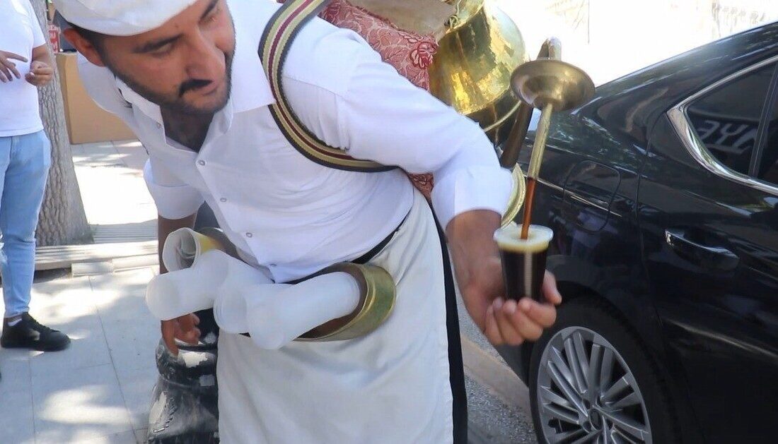 Malatya'da yükselen sıcaklıklar, insanları meyan kökü şerbetine yönlendirdi. Harun Sarıçiçek,