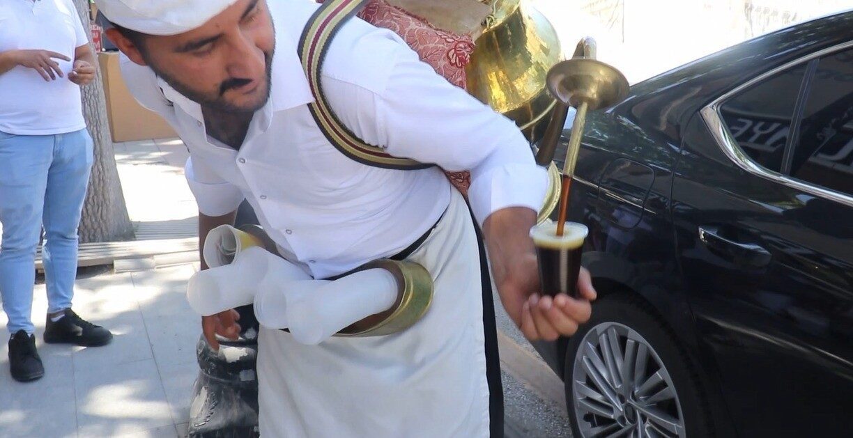 Malatya'da yükselen sıcaklıklar, insanları meyan kökü şerbetine yönlendirdi. Harun Sarıçiçek,