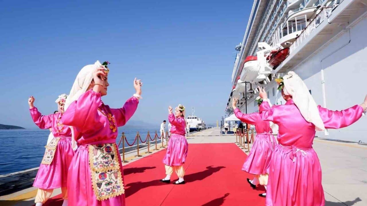 Malta bayraklı kruvaziyer, Bodrum Limanı'na ilk seferini gerçekleştirerek 1.646 yolcusuyla
