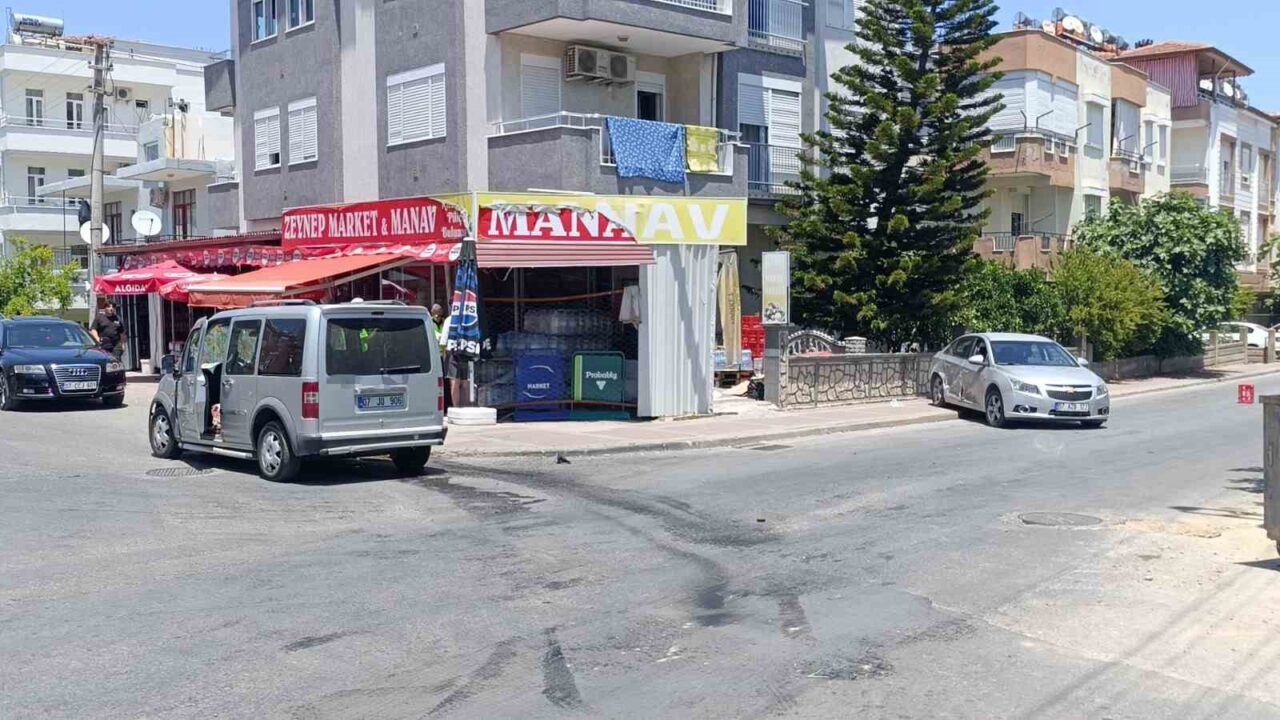 Antalya'nın Manavgat ilçesinde hafif ticari araç ile otomobilin çarpışması sonucu
