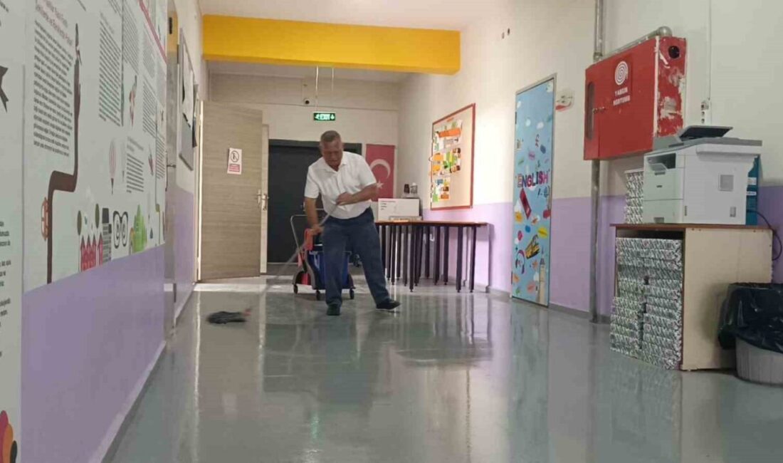 Manisa'nın Yunusemre ilçesindeki Bilim ve Sanat Merkezi'nde hizmetli Ramazan Gizlenen,