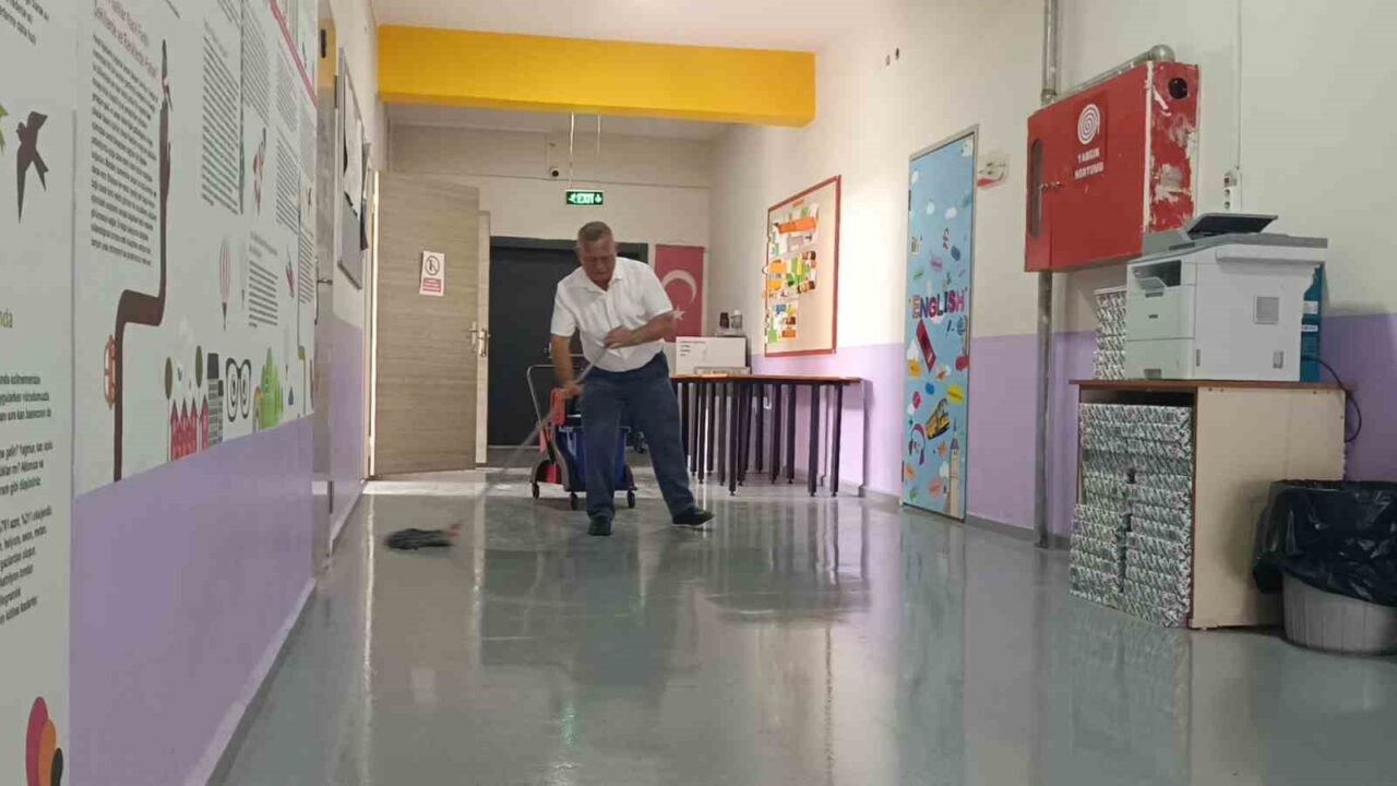 Manisa'nın Yunusemre ilçesindeki Bilim ve Sanat Merkezi'nde hizmetli Ramazan Gizlenen,