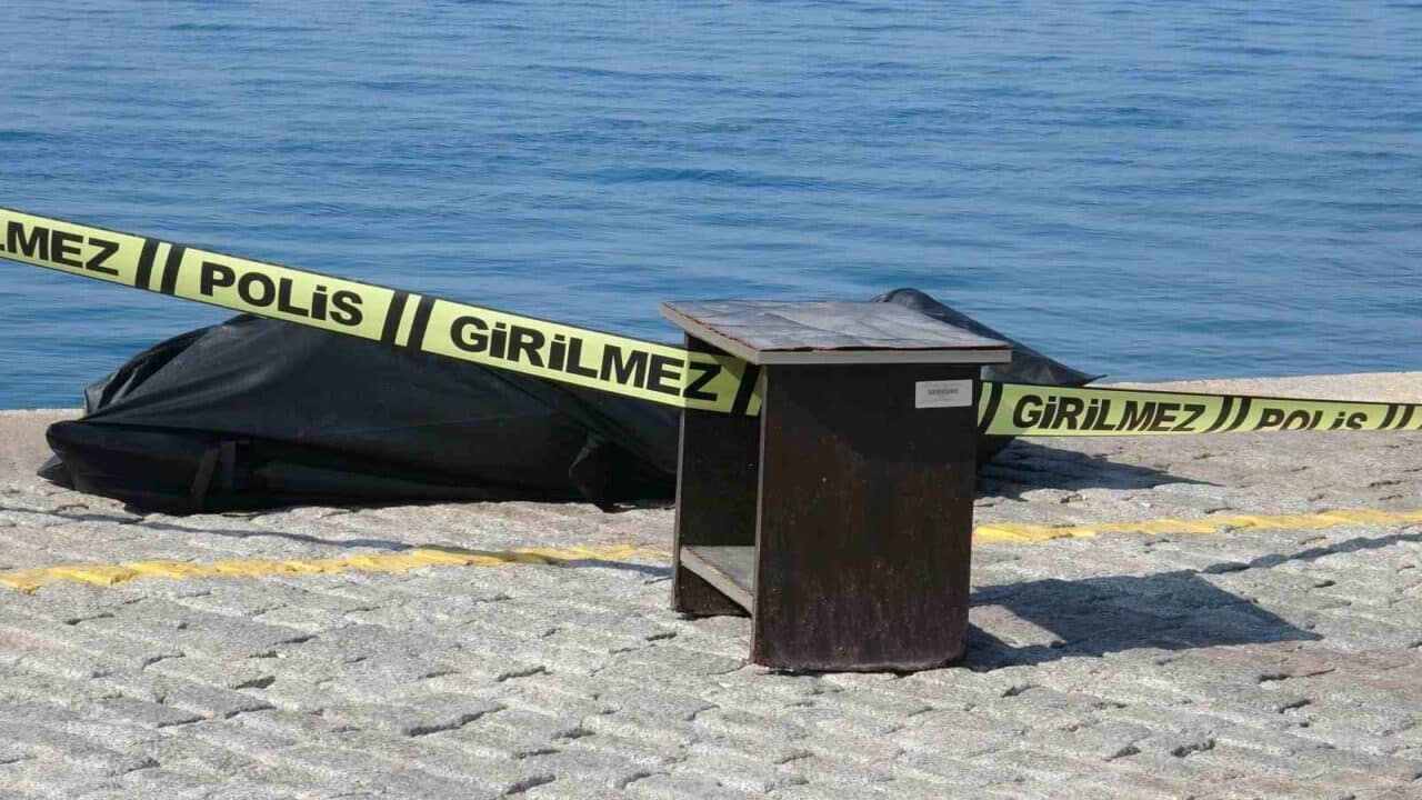 Antalya'nın Muratpaşa ilçesinde, falezlerin 100 metre açığında 40-45 yaşlarında bir
