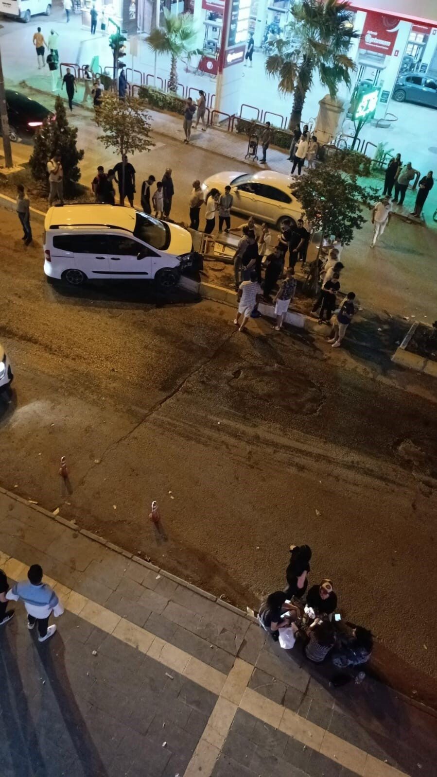 Mardin'in Kızıltepe ilçesinde Yenimahalle Mahallesi'nde bir hafif ticari araç kontrolden