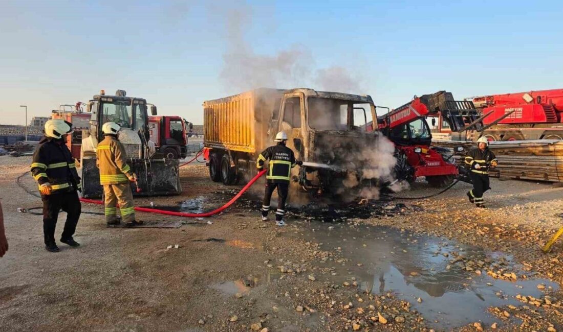 Mardin'in Artuklu ilçesinde terkedilmiş bir hafriyat kamyonunda çıkan yangın, itfaiye