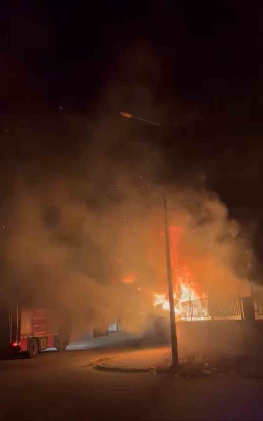 Mardin'in Kızıltepe ilçesinde Yenikent Mahallesi'nde bir trafoda çıkan yangın, itfaiye