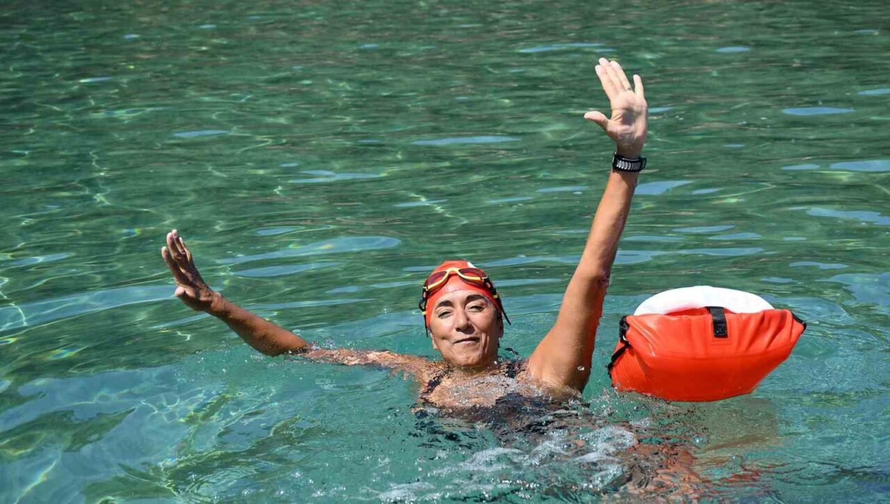 Kuşadası'ndaki Denizcilik ve Kabotaj Bayramı etkinlikleri kapsamında düzenlenen yüzme yarışması,