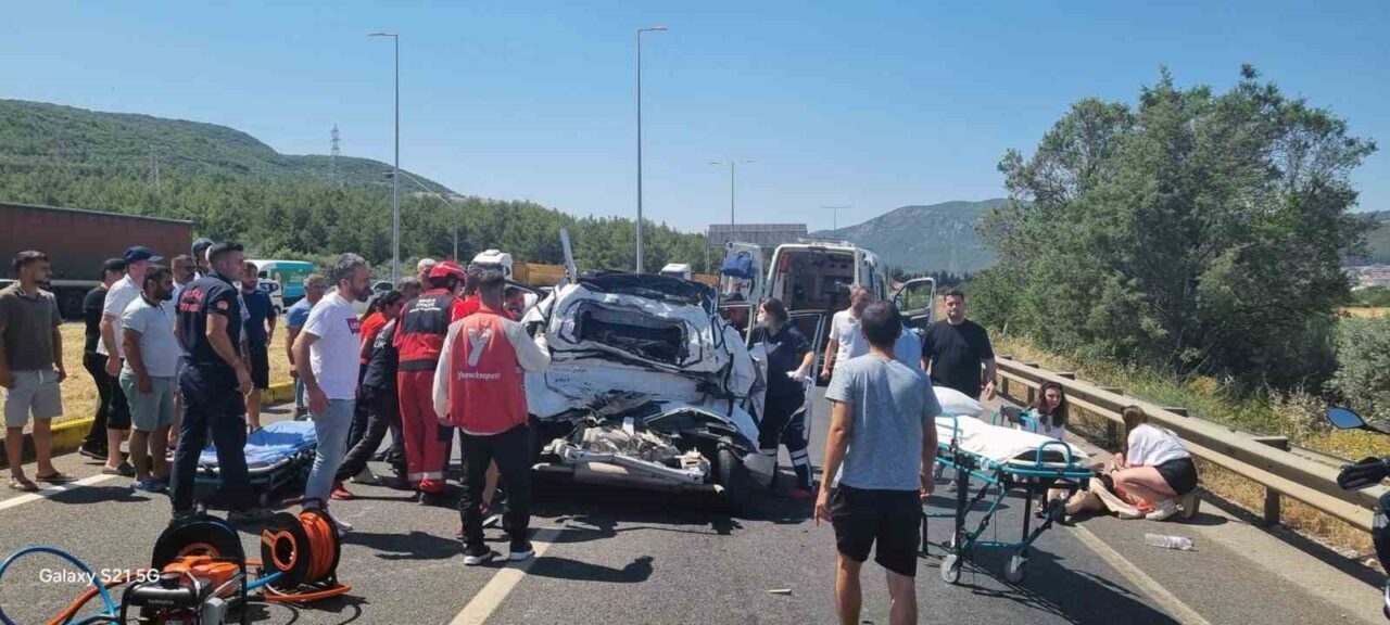 Muğla'nın Menteşe ilçesindeki çevre yolunda bir trafik kazasında 2'si ağır