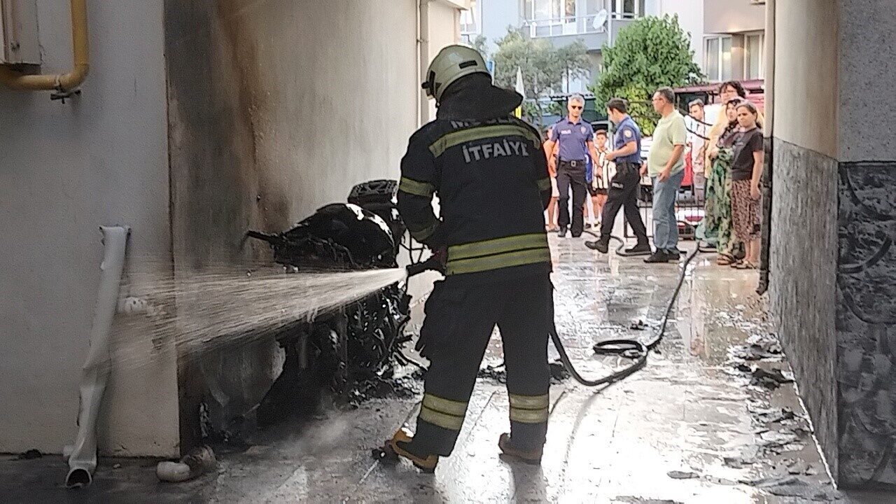 Muğla'nın Menteşe ilçesinde, Orhaniye Mahallesi'ndeki bir apartmanın boşluğunda park halindeki