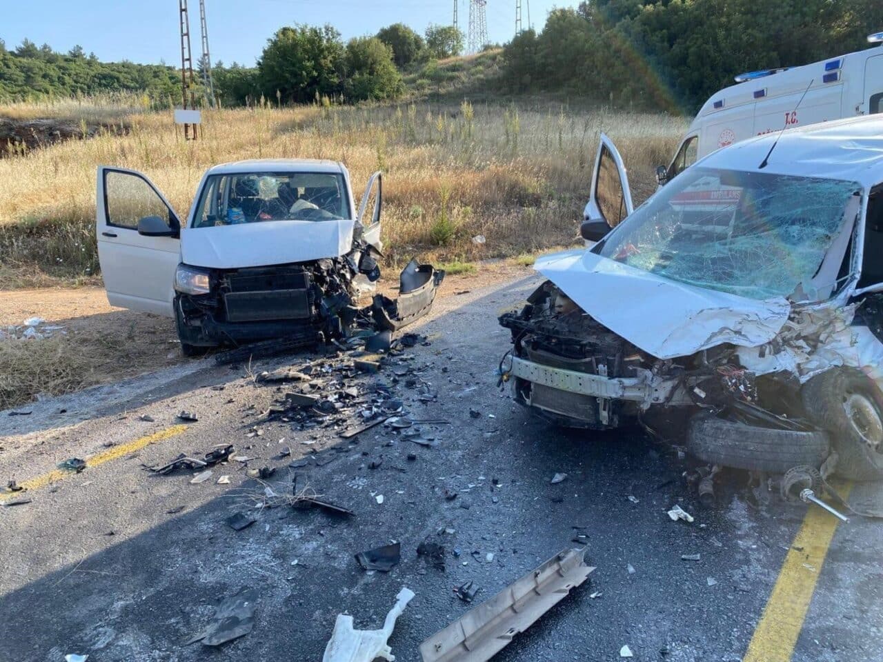 Muğla'nın Menteşe ilçesinde, Yerkesik Mahallesi'nde sabah saatlerinde iki ticari aracın