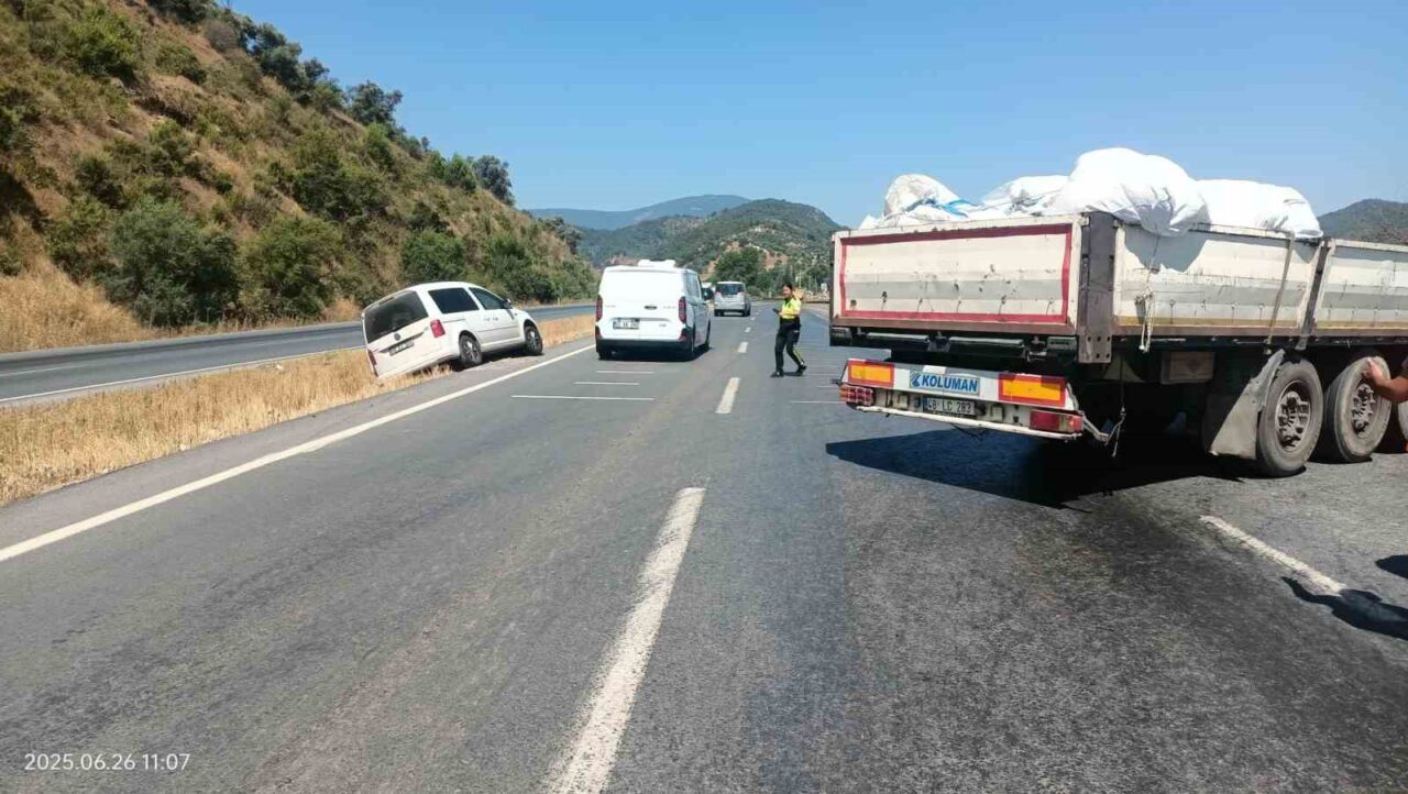 Milas-Söke Karayolu'nda hatalı sollama sonucu bir tır ile kamyonet çarpıştı.