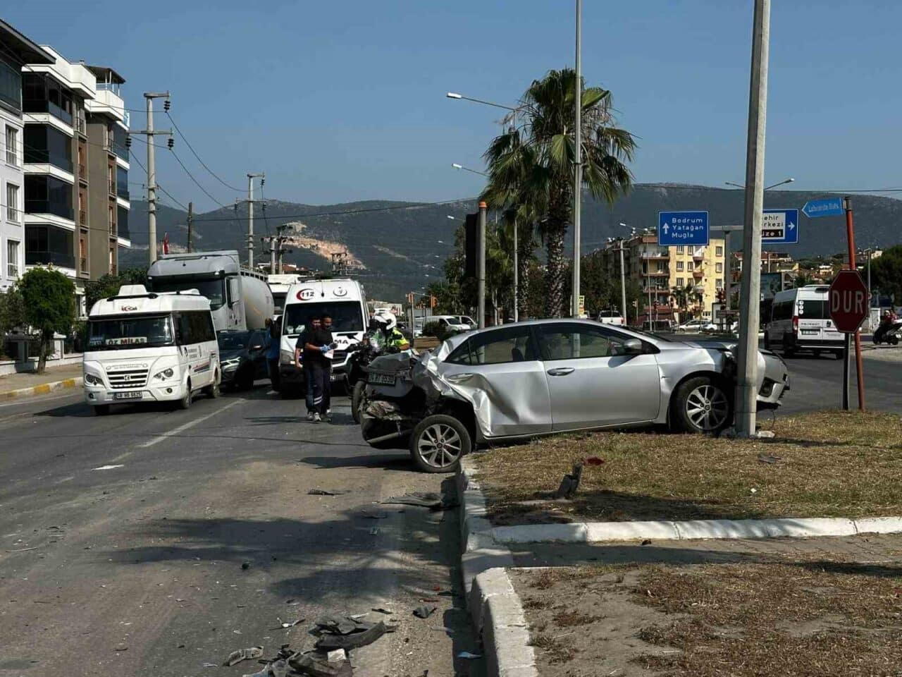 Muğla'nın Milas ilçesinde, Adliye Kavşağı'nda kırmızı ışıkta bekleyen bir otomobile