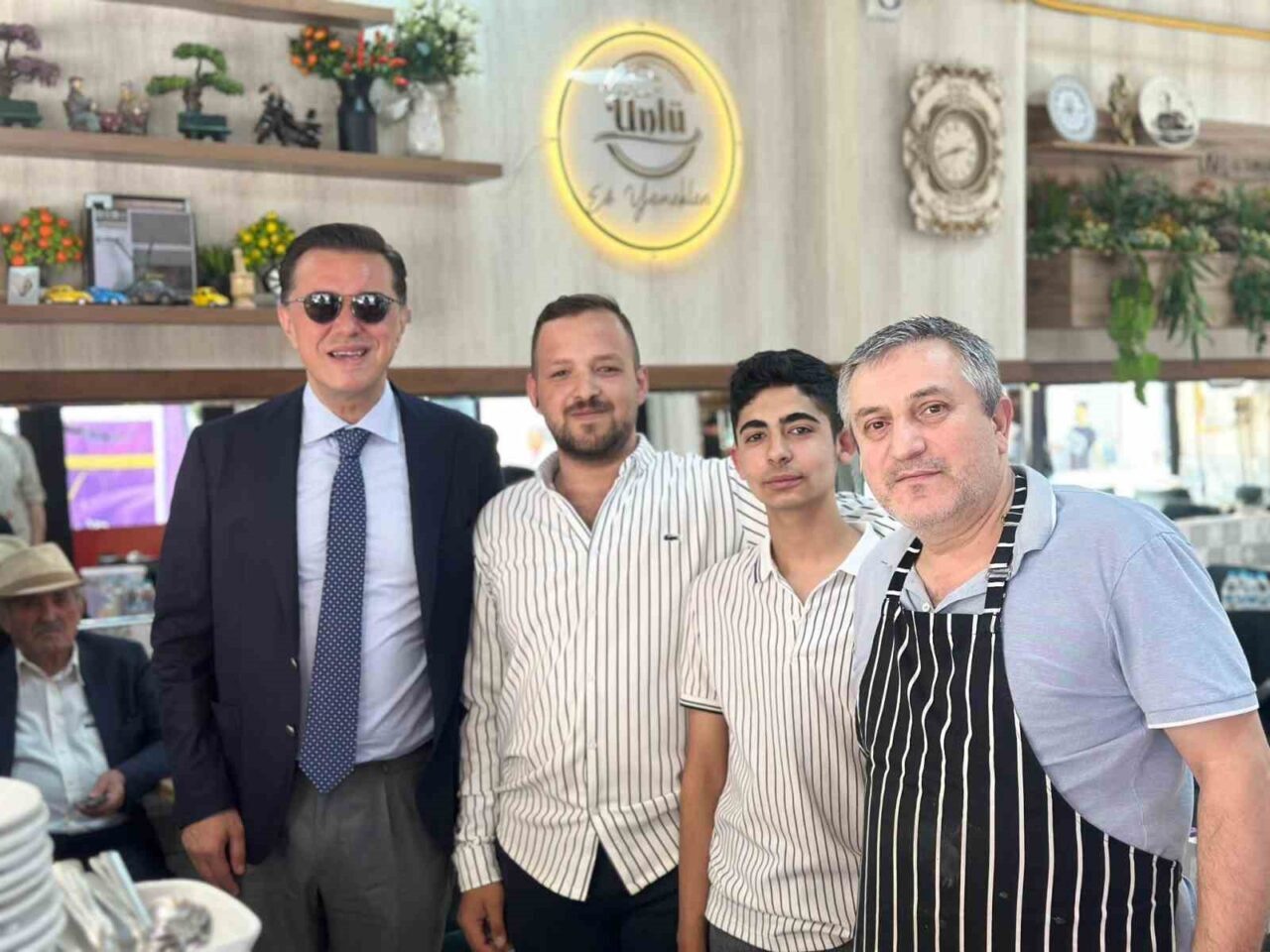 AK Parti Eskişehir Milletvekili Nebi Hatipoğlu, Odunpazarı İlçesi'nde esnafla bir