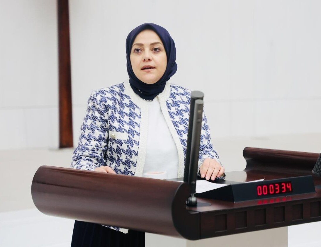 Denizli Milletvekili Sema Silkin Ün, tesettürlü bir kadının halk otobüsünde