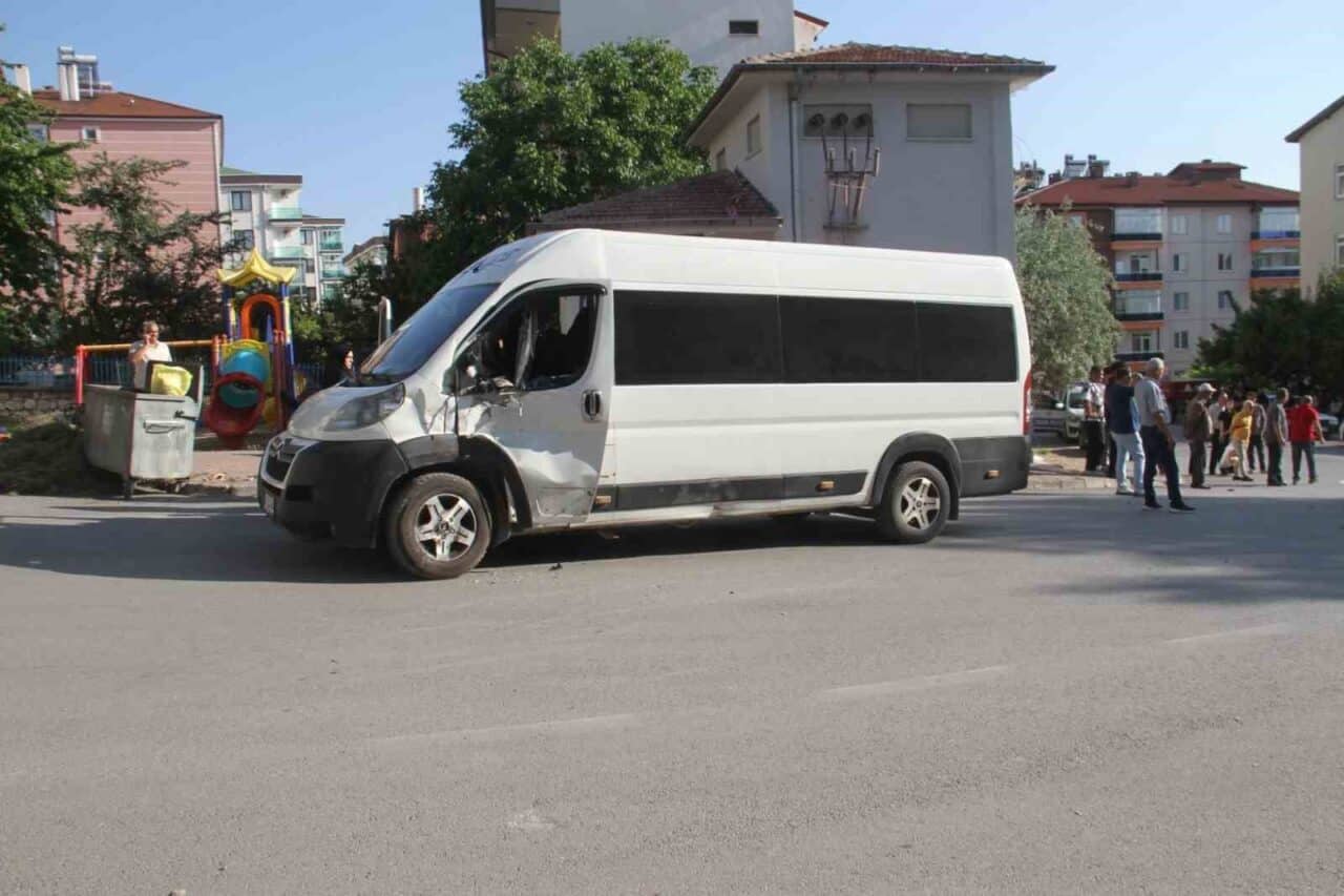 Konya'nın Beyşehir ilçesinde, 15 yaşındaki D.A.O.'nun kullandığı motosiklet, öğrenci servis
