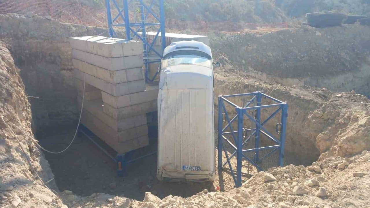 Hatay'ın Samandağ ilçesinde bir minibüs devrildi, kazada 4 kişi yaralandı.