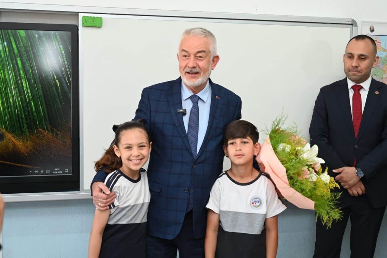 Isparta Belediye Başkanı Şükrü Başdeğirmen, Naşide Halil Gelendost İlkokulu'nu ziyaret